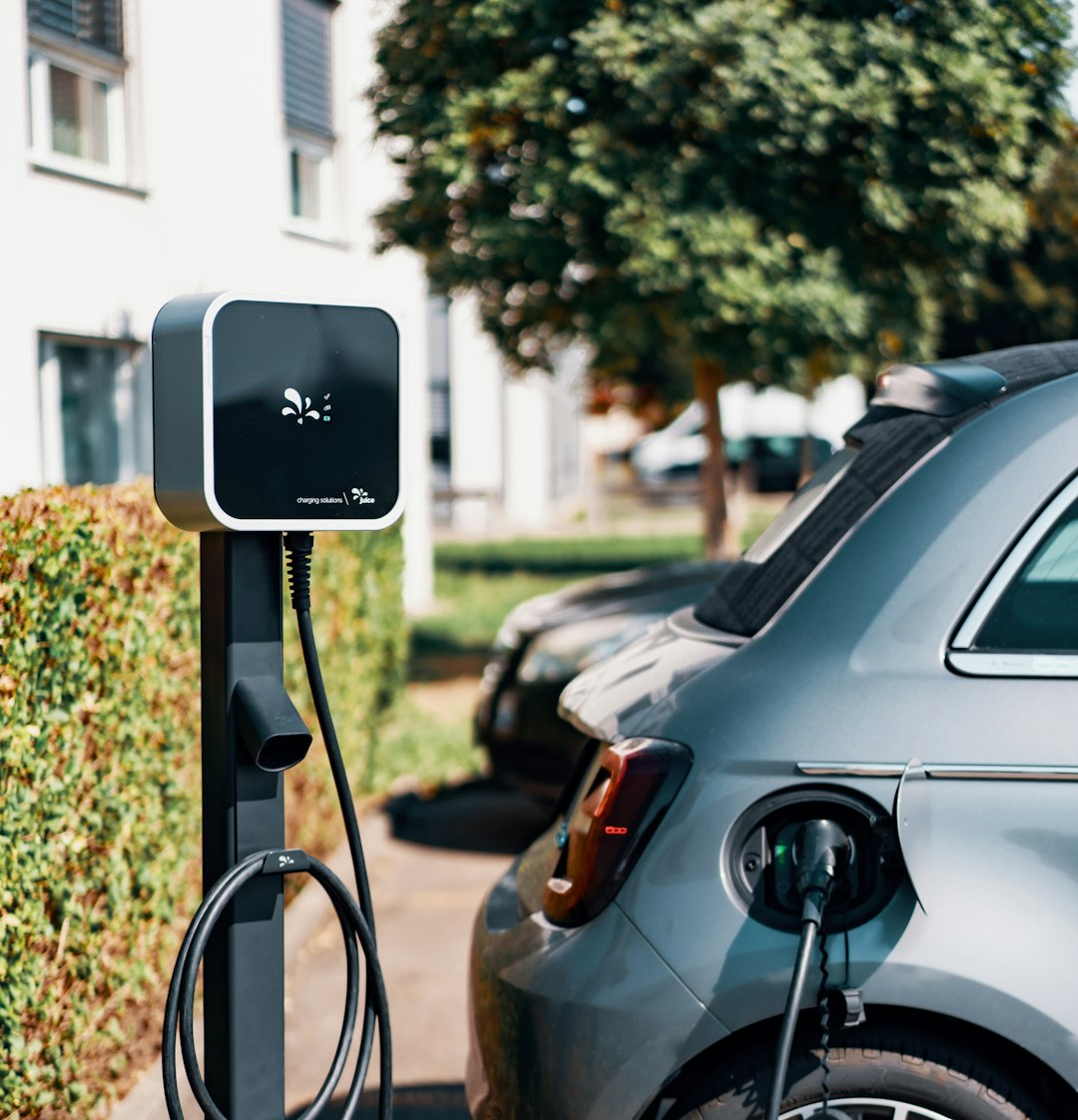 Photovoltaikanlage auf einem modernen Dach